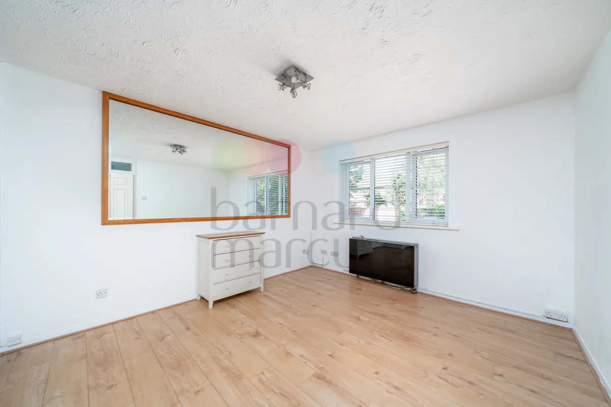 Flat Laburnum Close in Greater London