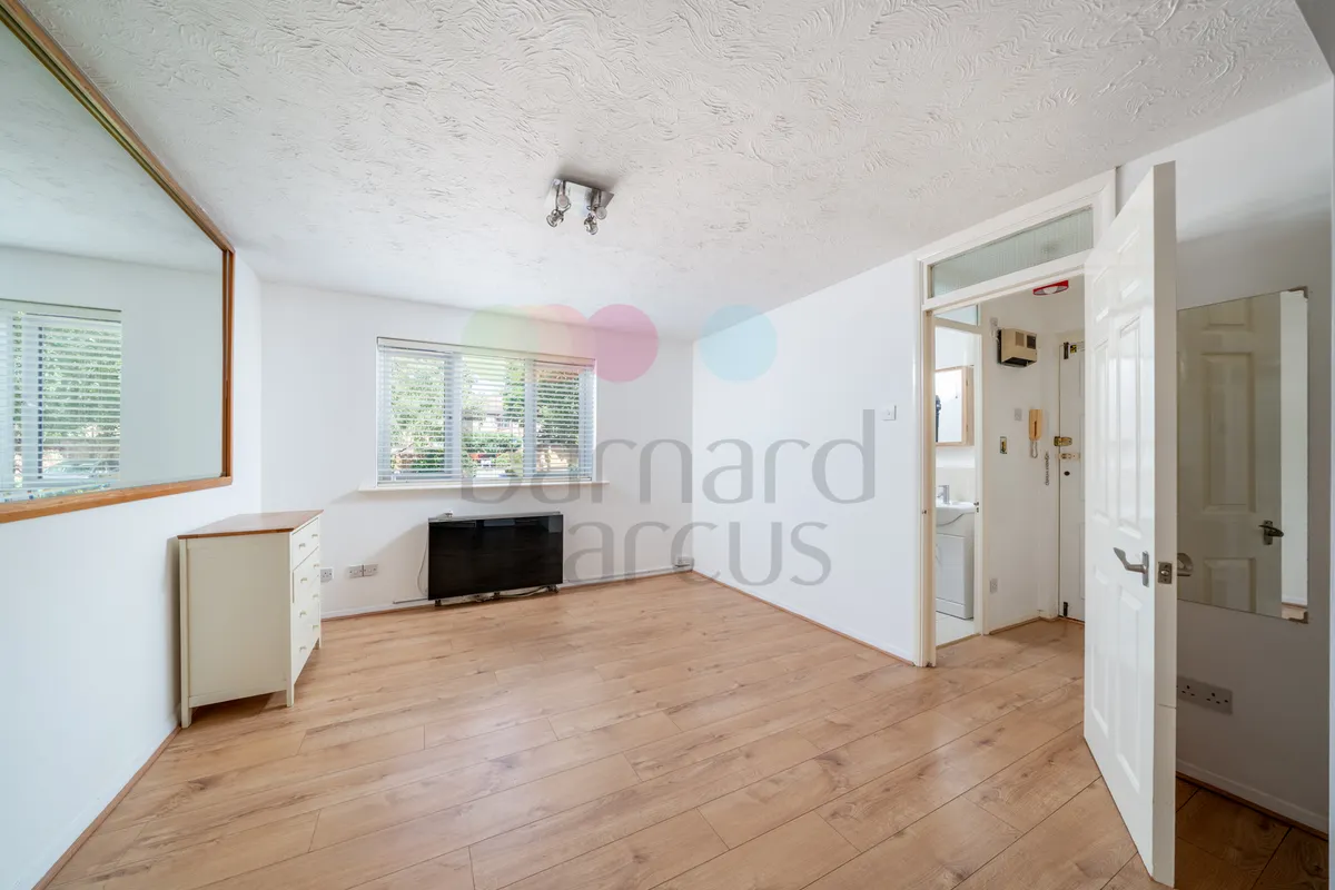 Flat Laburnum Close in Greater London