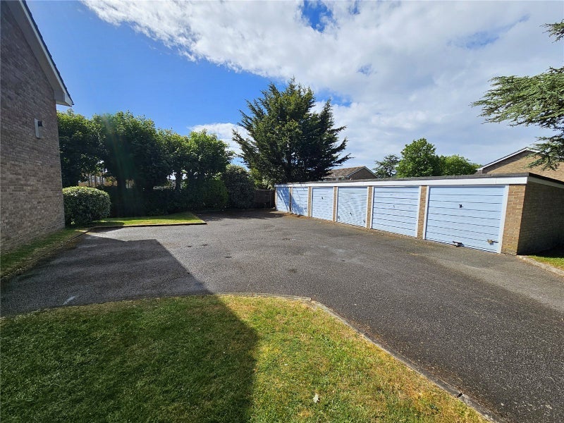 Flat Waterford Place in Highcliffe-on-Sea