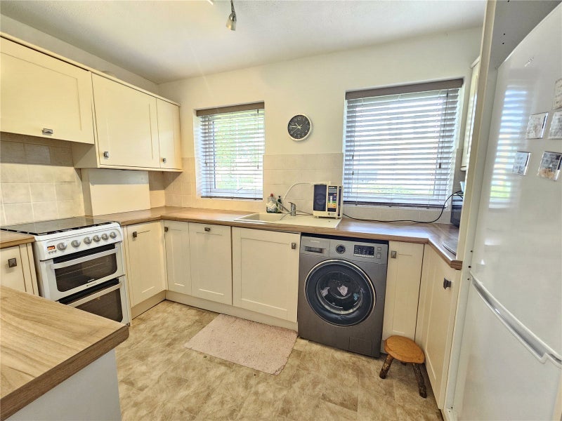 Flat Waterford Place in Highcliffe-on-Sea
