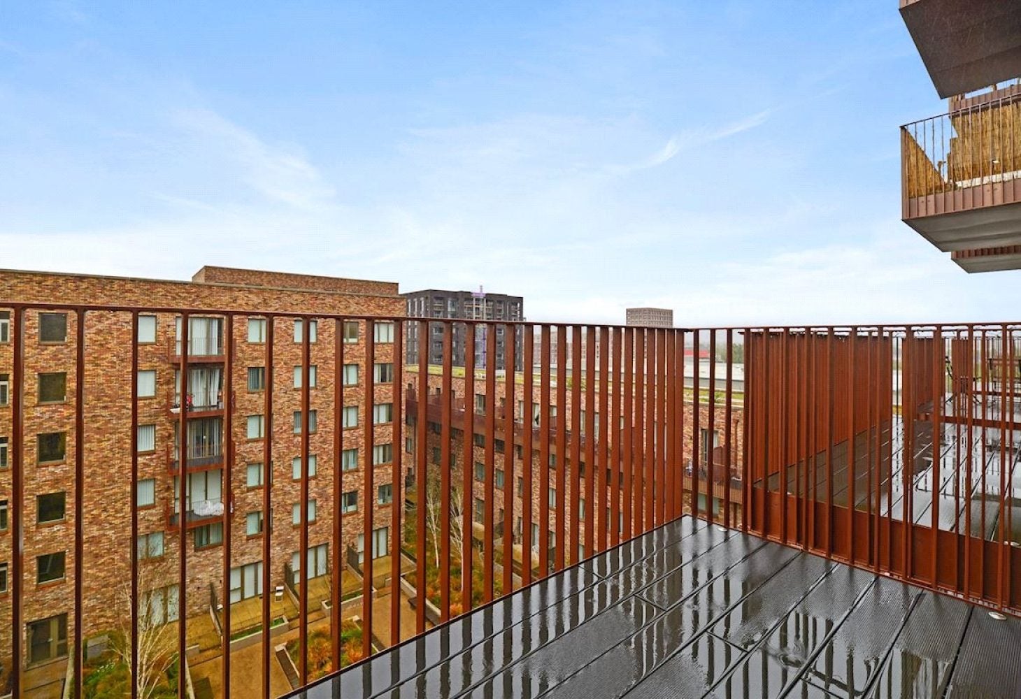 Flat Shackleton Way in Greater London