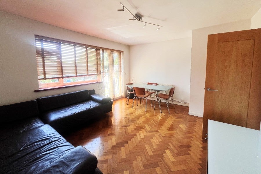 Flat Clandon Road in Guildford