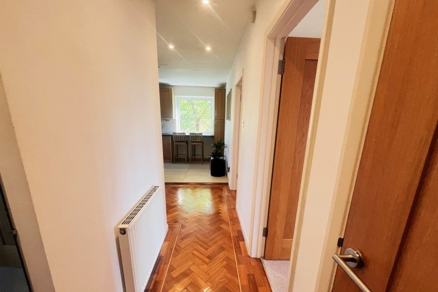 Flat Clandon Road in Guildford