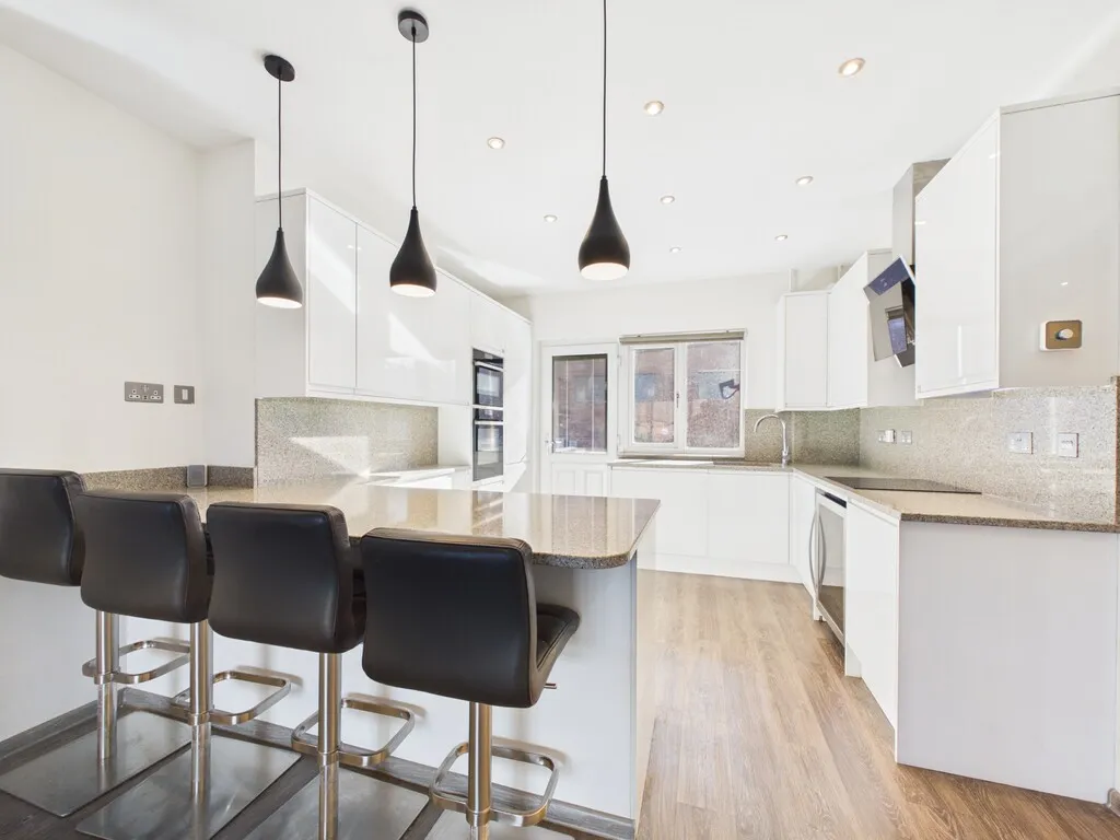 Flat Albion Way in Horsham