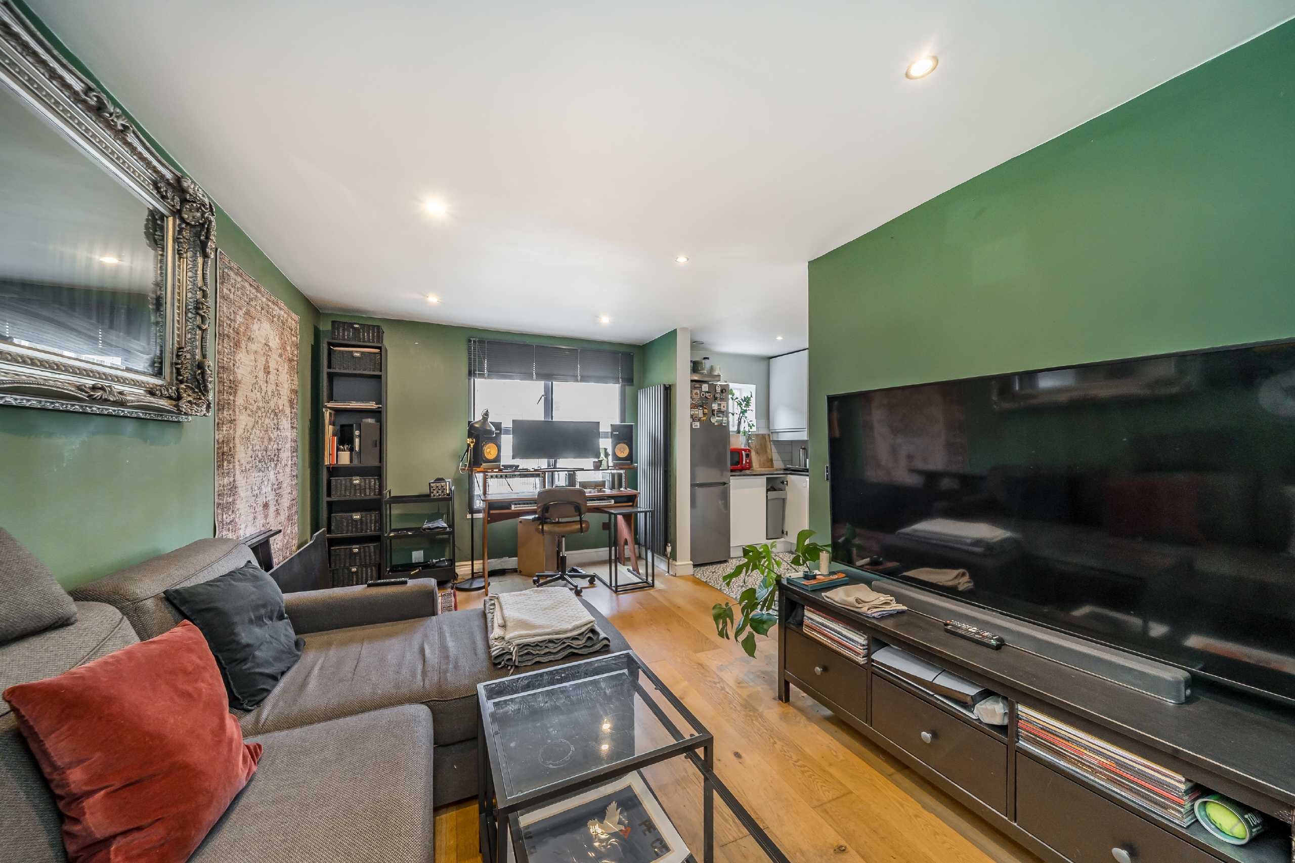 Flat Eversholt Street in Greater London