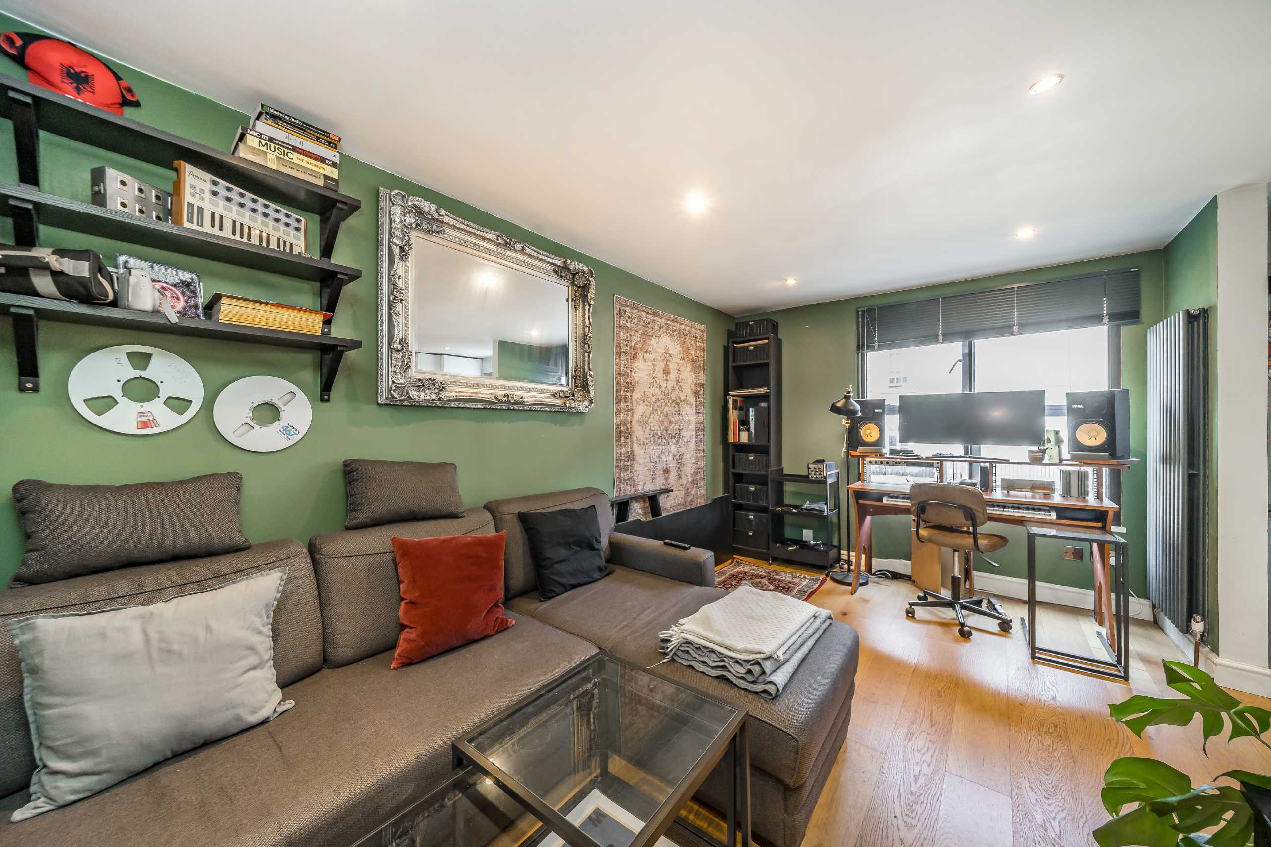 Flat Eversholt Street in Greater London