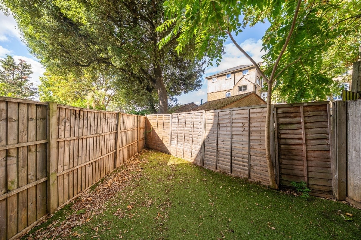 House Allfarthing Lane in Greater London