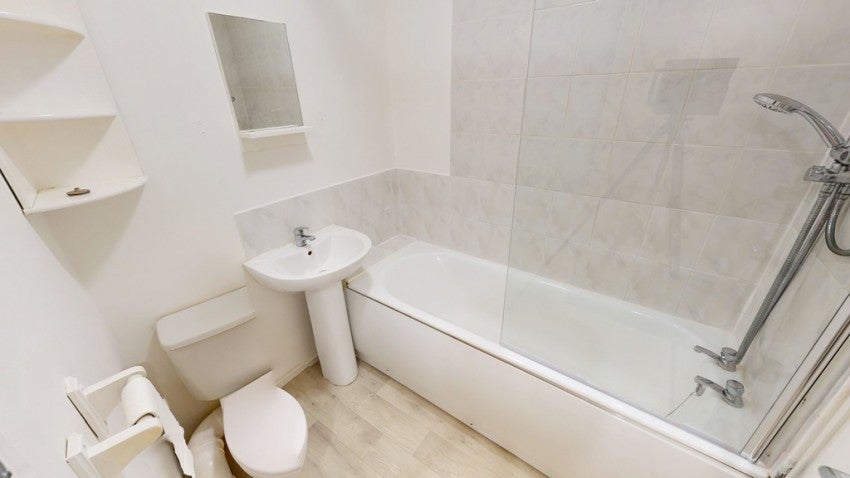 Flat Moorfield Place in Bradford
