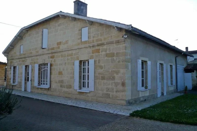 Maison Place du XIV Juillet à Castillon-la-Bataille