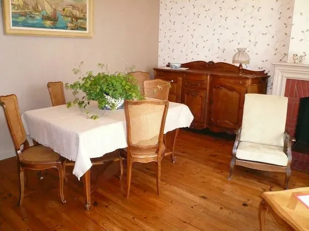 Maison Place du XIV Juillet à Castillon-la-Bataille