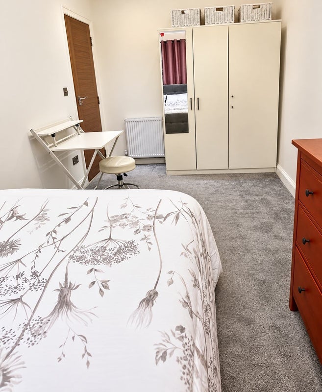 Room Edge Point Close in Greater London