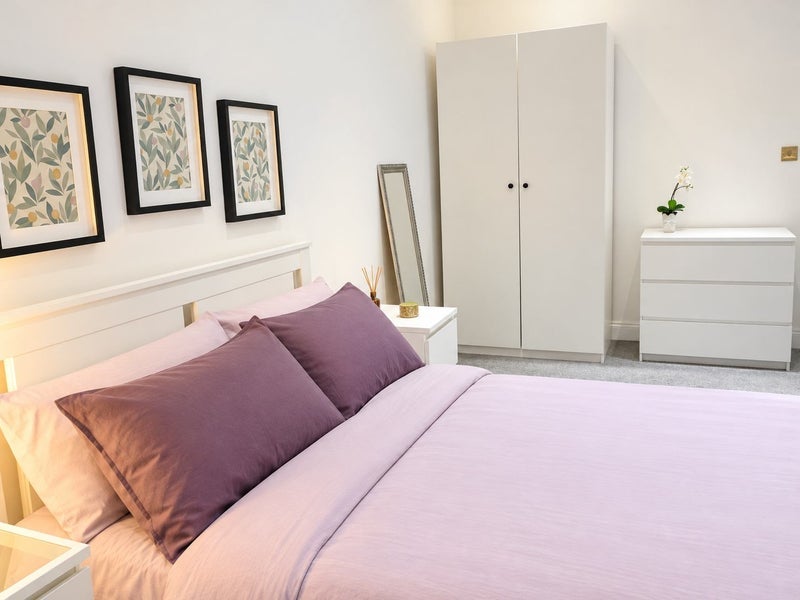 Room Edge Point Close in Greater London