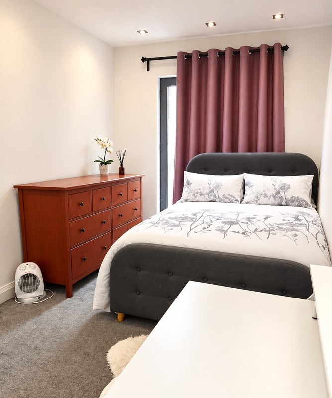 Room Edge Point Close in Greater London