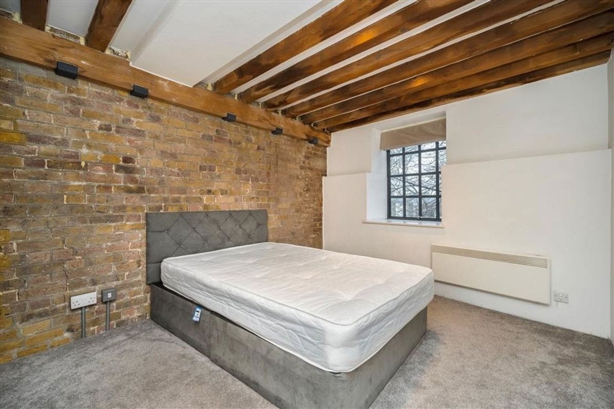 Flat Wapping High Street in Greater London