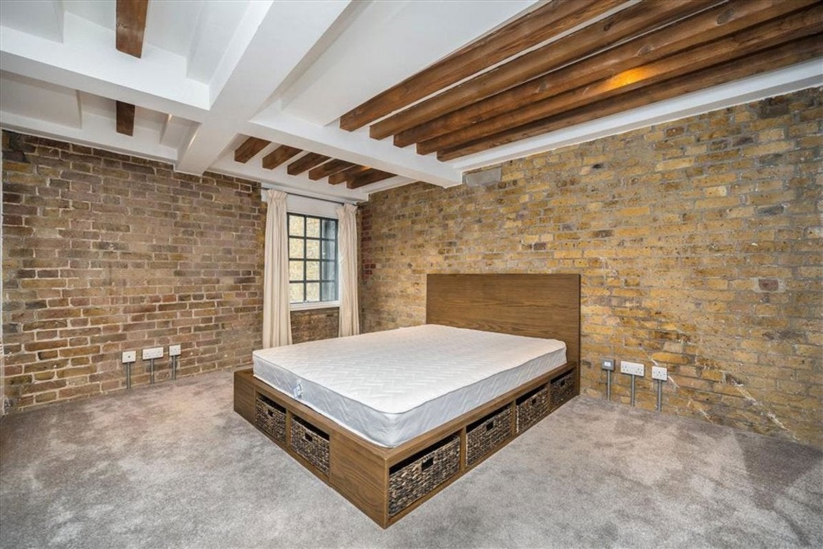 Flat Wapping High Street in Greater London