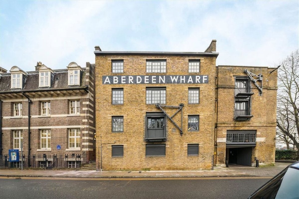 Flat Wapping High Street in Greater London