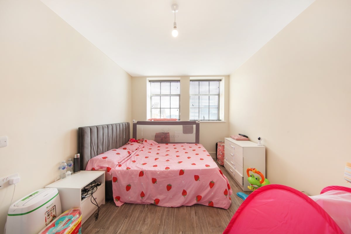 Flat South Street in London