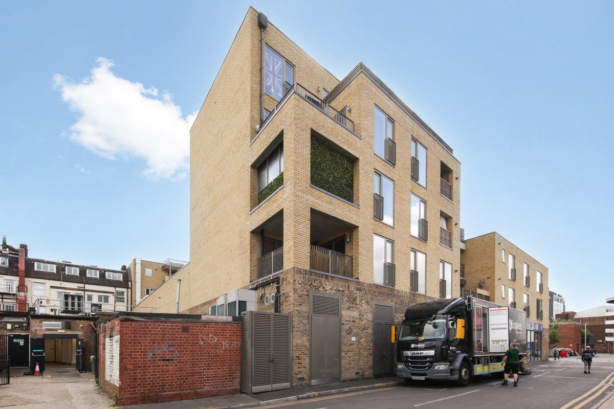 Flat South Street in London