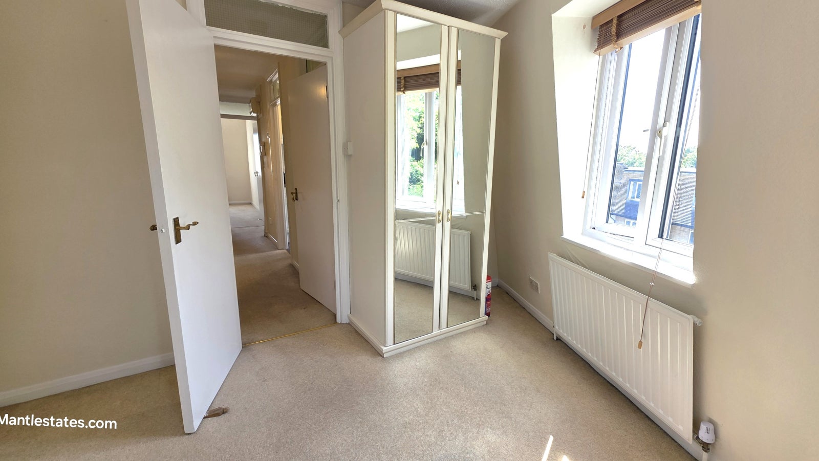 Flat Longmore Avenue in Greater London