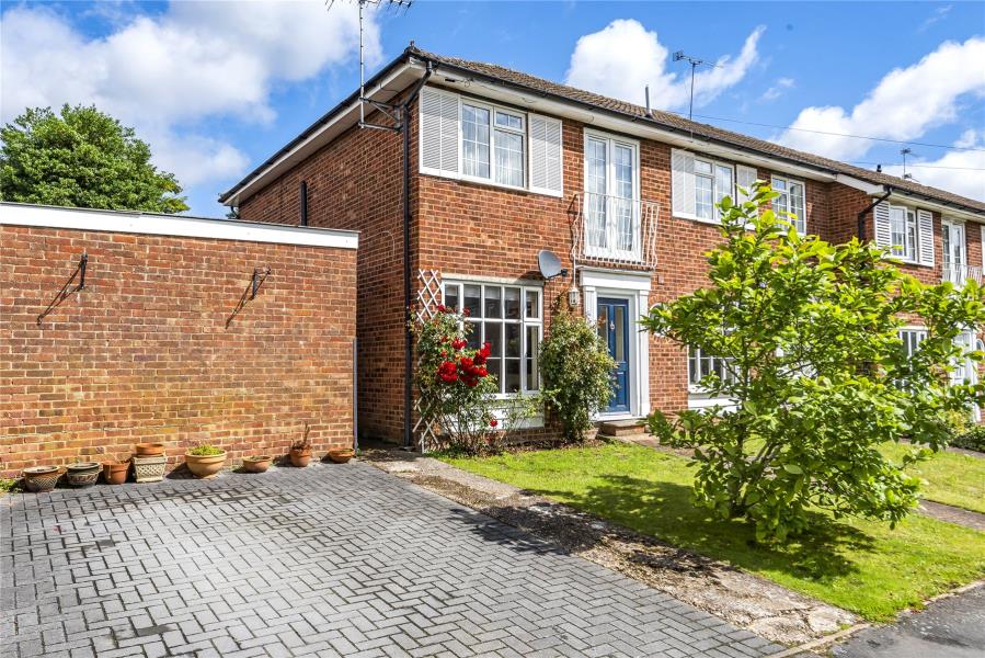 House Midhope Close in Woking