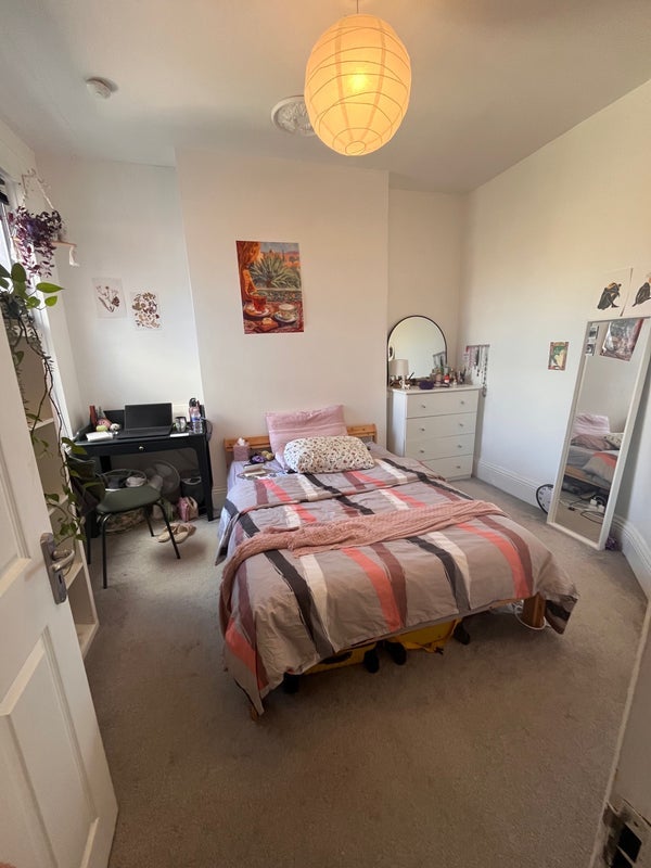 Room Carlingford Road in Greater London