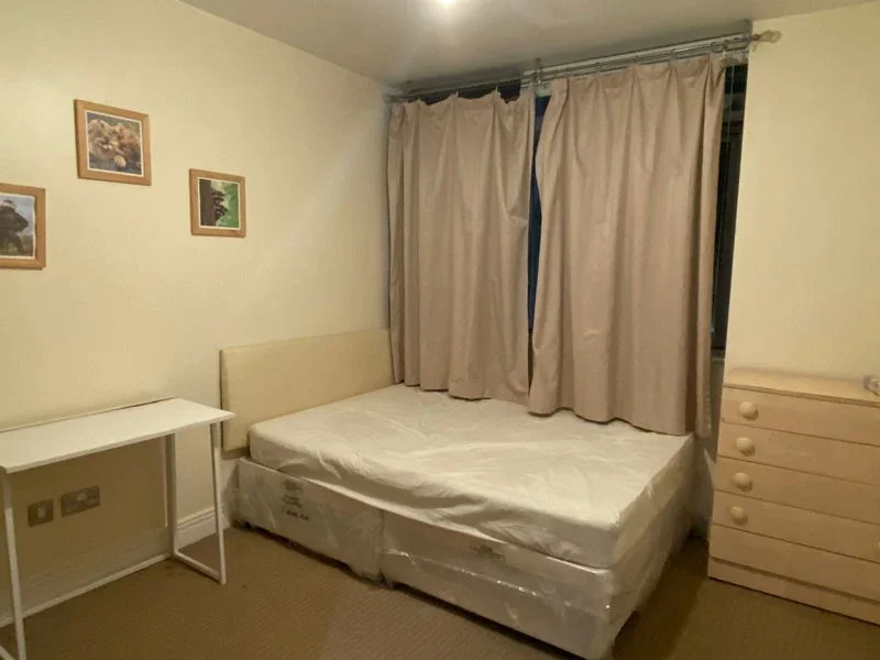 Flat Gerry Raffles Square in Greater London