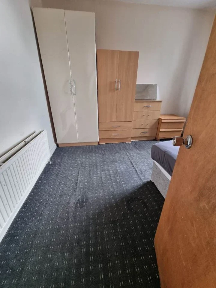 Room Plashet Road in Greater London