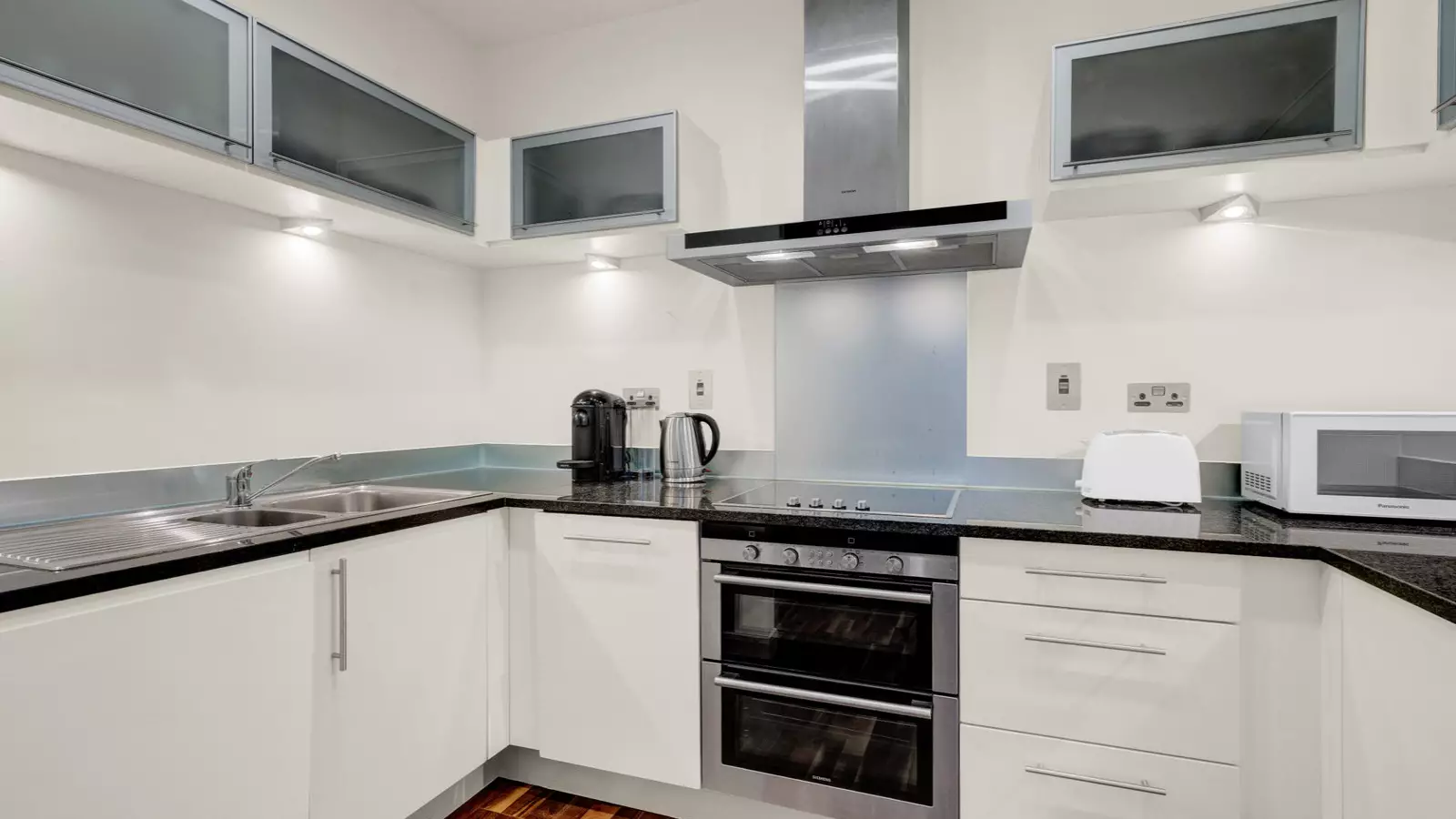 Flat South Quay Walk in Greater London