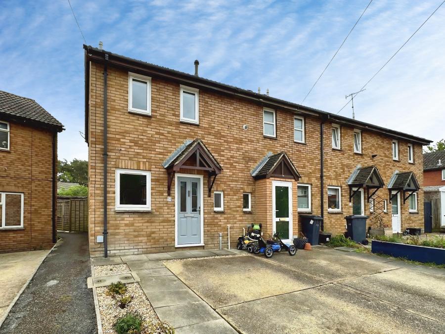 House Priory Close in Whaddon