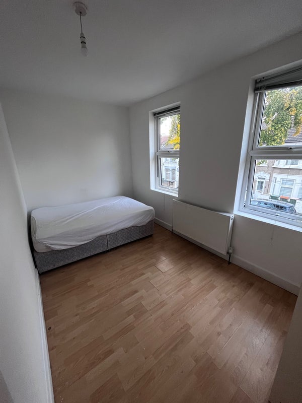 Room Harcourt Road in Greater London
