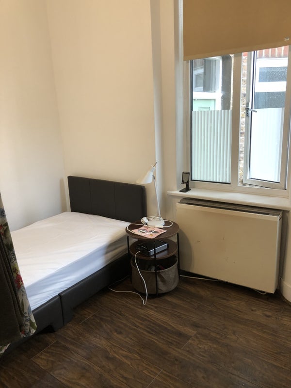 Room Oakhill Road in Greater London