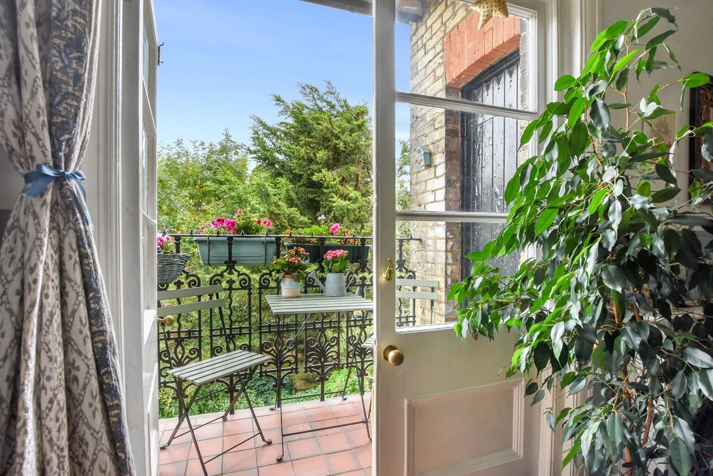 Flat Hornsey Lane in Greater London