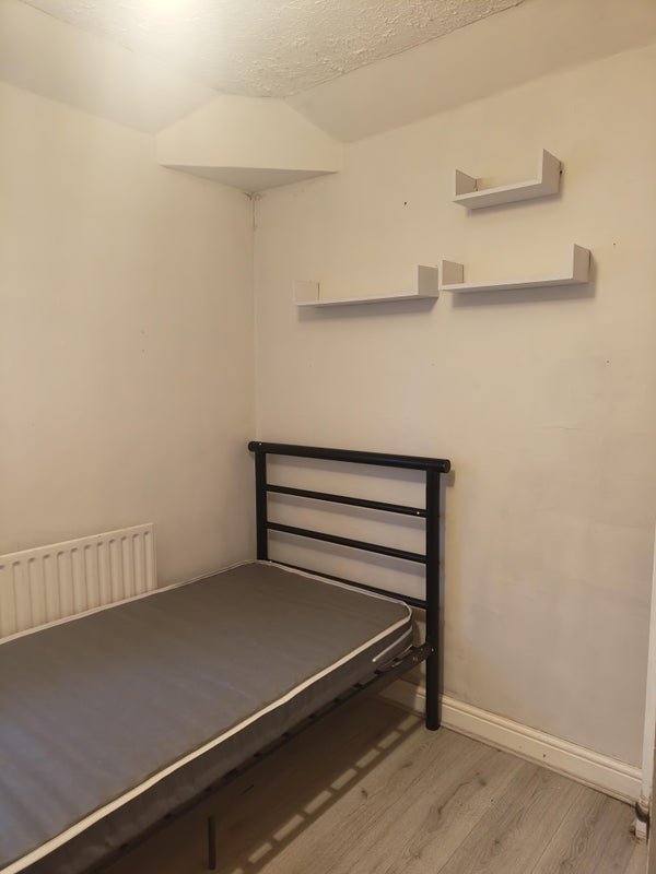 Room Leveret Close in Greater London