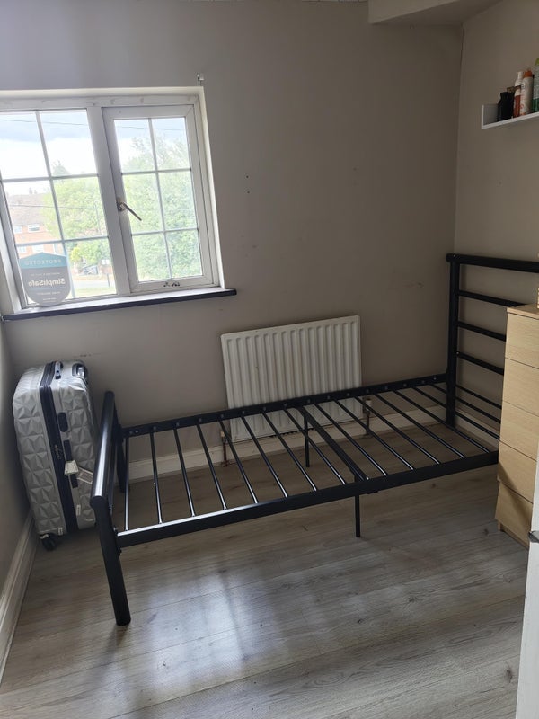 Room Leveret Close in Greater London