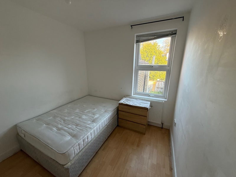 Room Harcourt Road in Greater London
