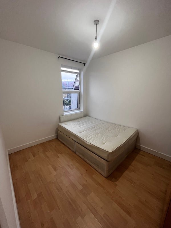 Room Harcourt Road in Greater London