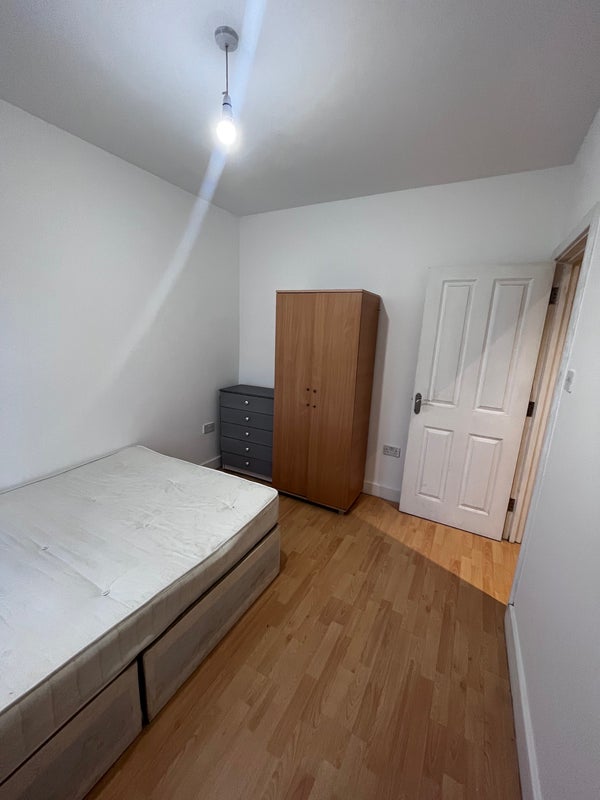 Room Harcourt Road in Greater London