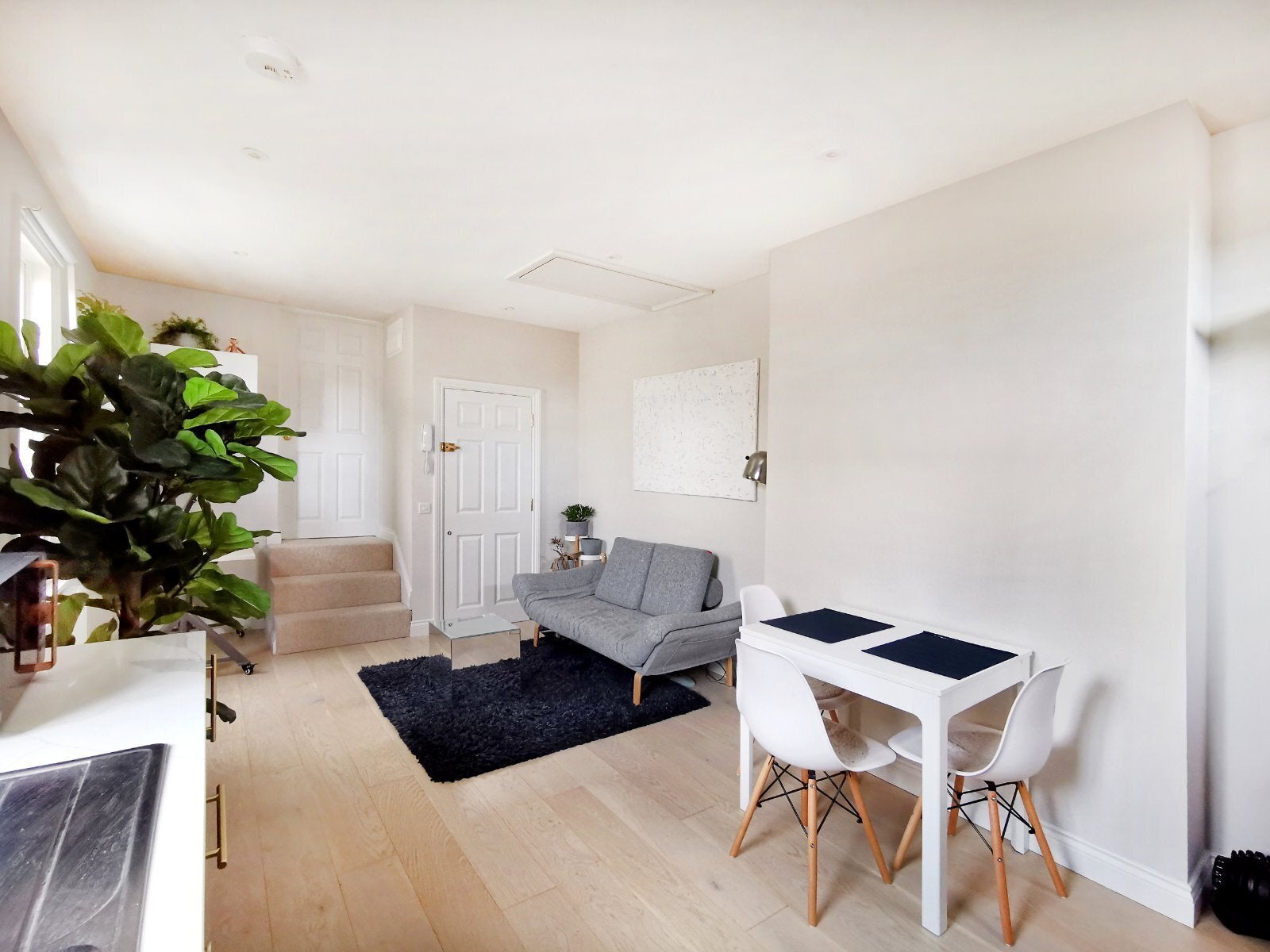 Flat Sheen Lane in Greater London