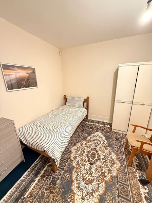 Room Uxbridge Road in Slough