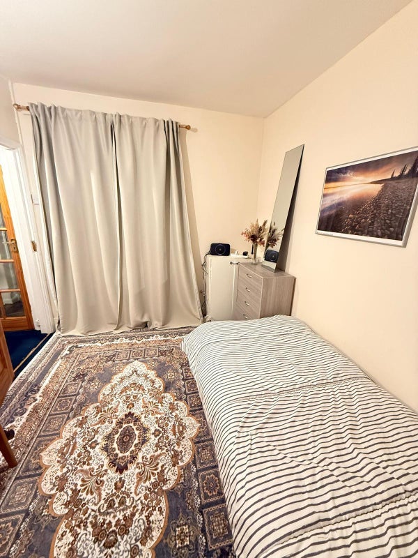 Room Uxbridge Road in Slough