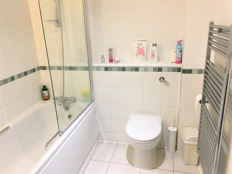 Flat Fairfield Road in Greater London