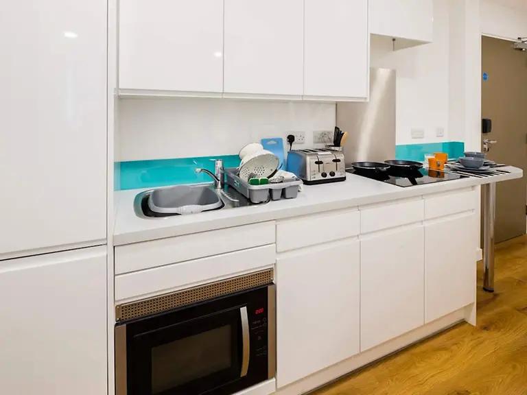 Room Empire Way in Greater London