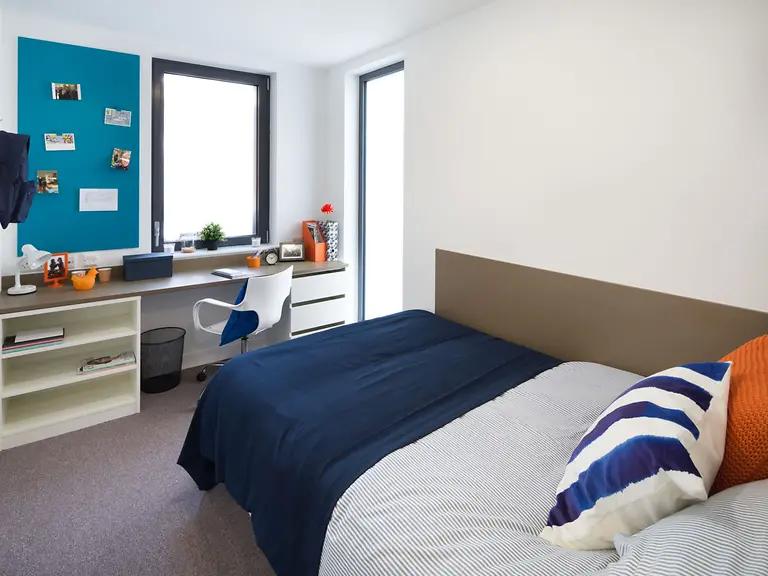 Room Empire Way in Greater London