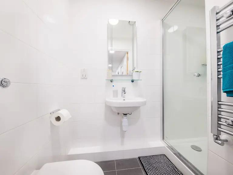 Room Empire Way in Greater London