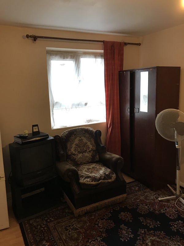 Room Edward Court in Greater London