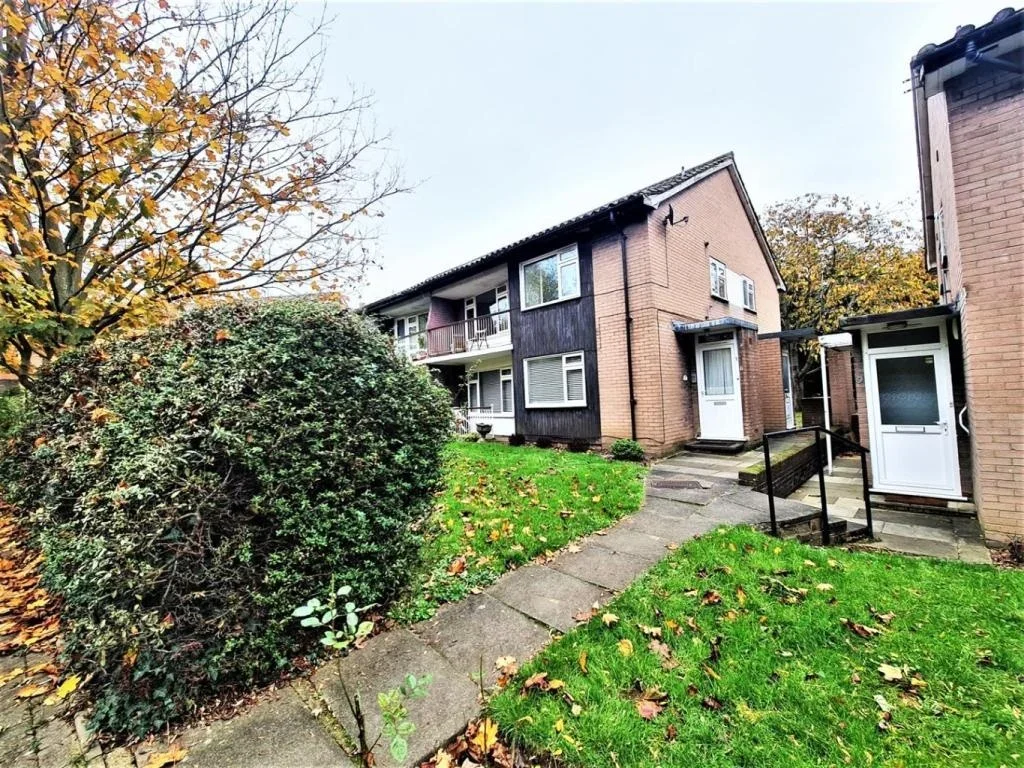 Flat Claire Gardens in Greater London