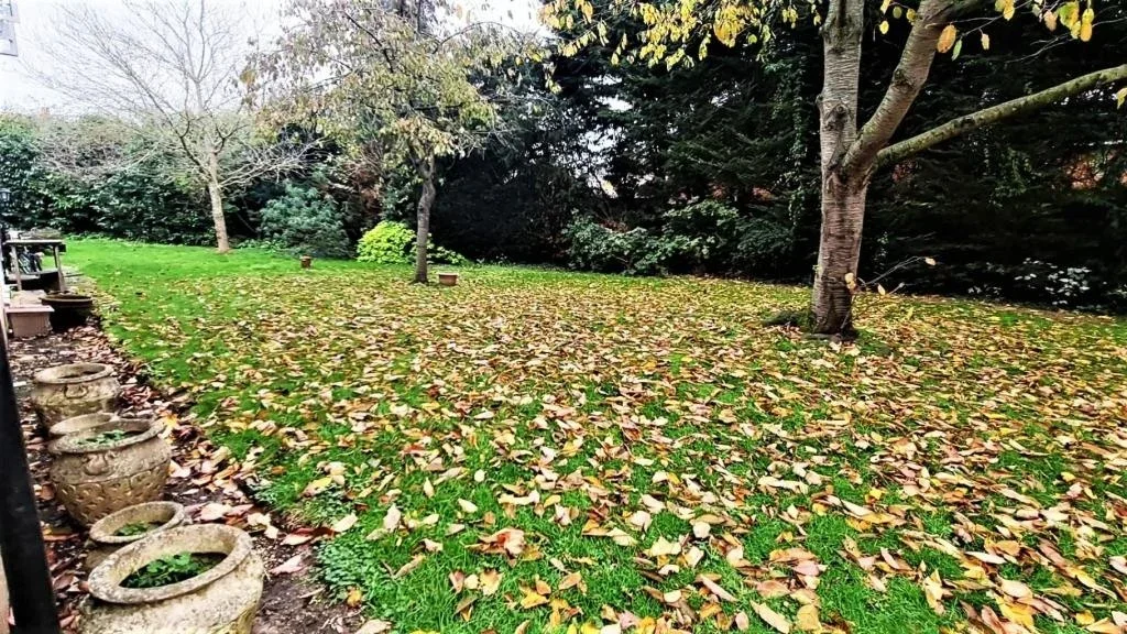Flat Claire Gardens in Greater London