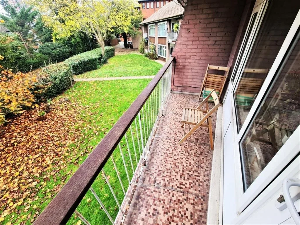 Flat Claire Gardens in Greater London