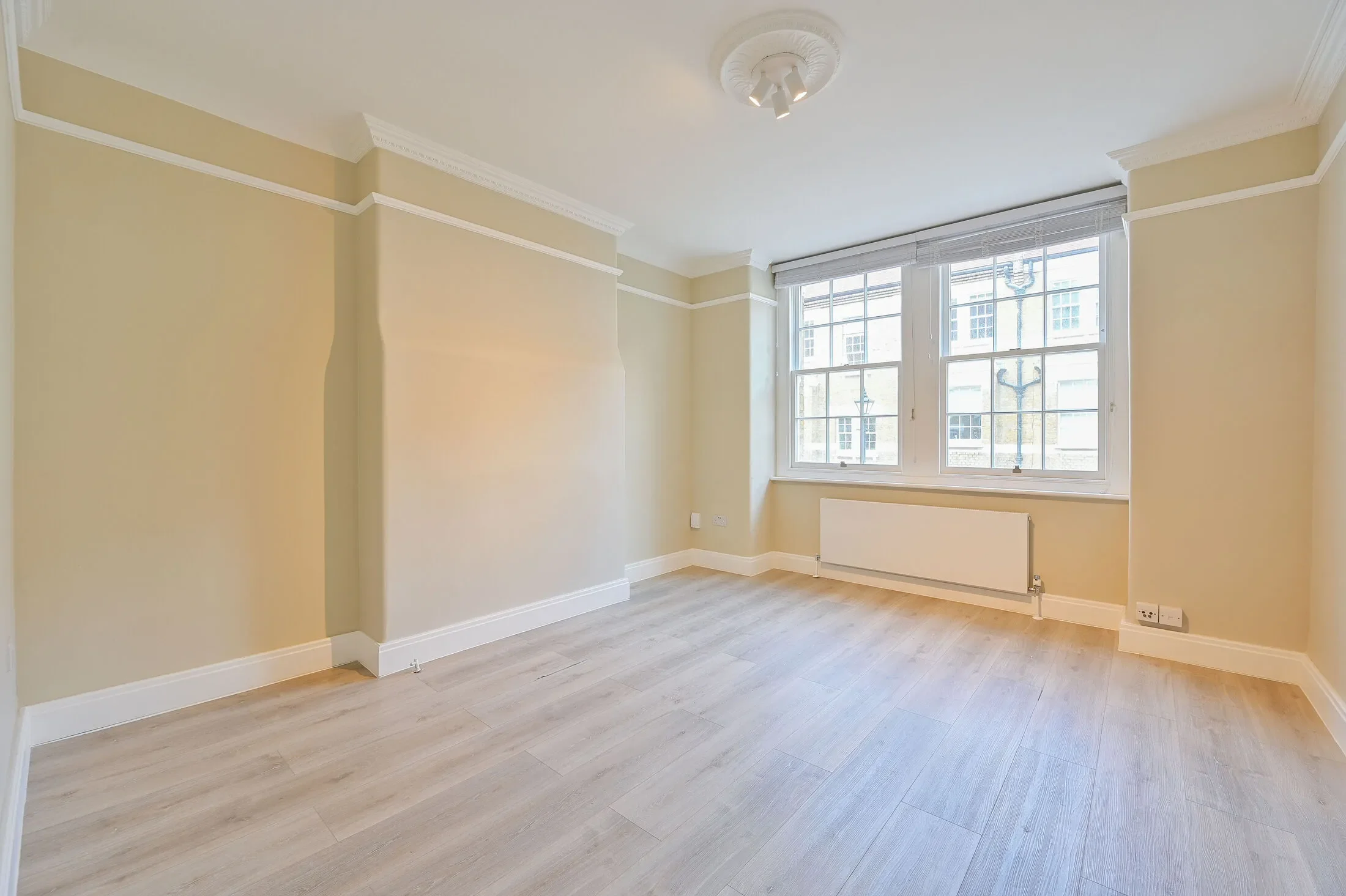 Flat Mitre Road in Greater London