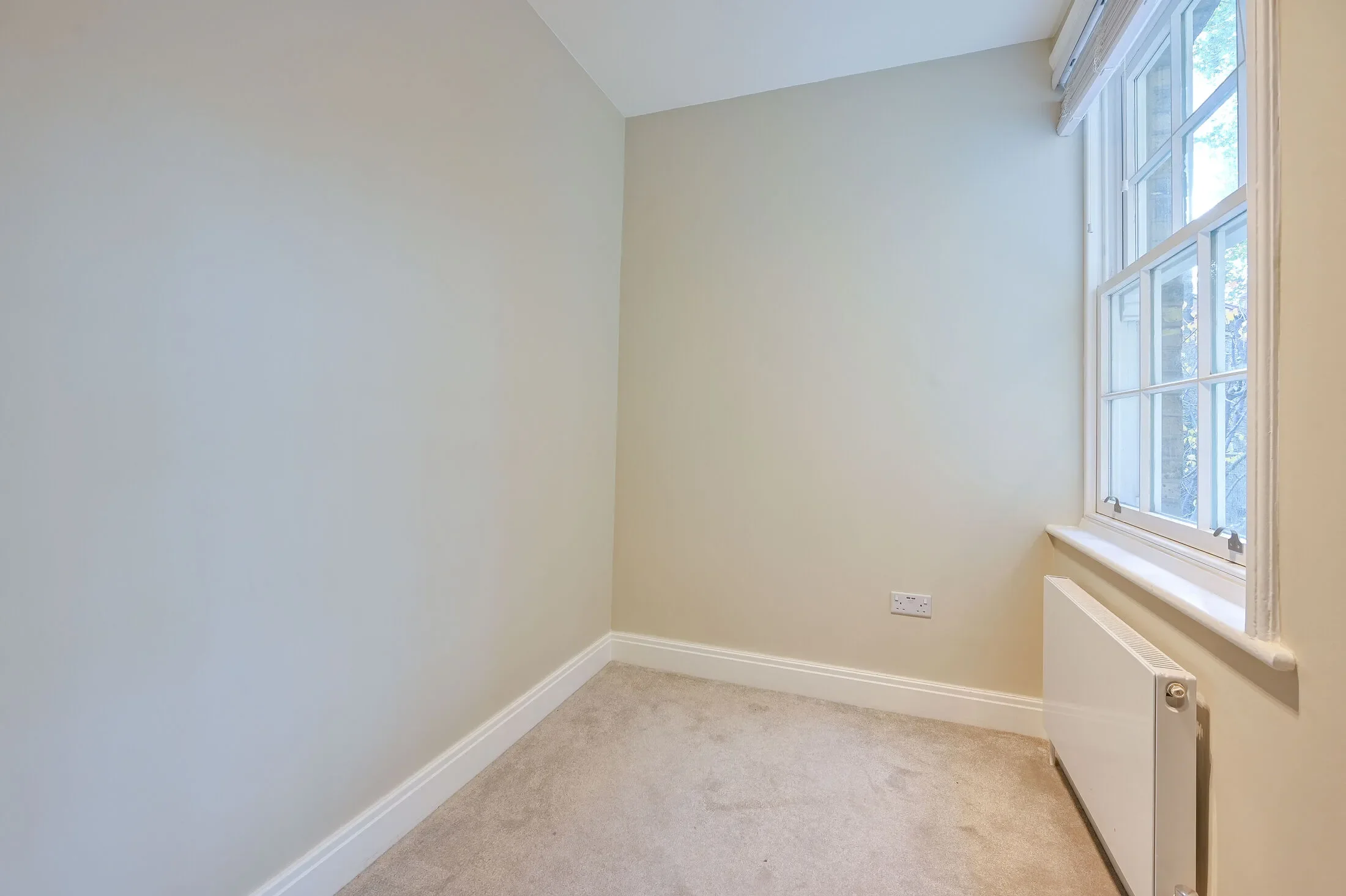 Flat Mitre Road in Greater London